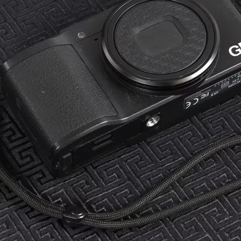 حزام معصم للكاميرا مع حبل حماي - مراجعة Sony Camera Zv-E10 وسعره